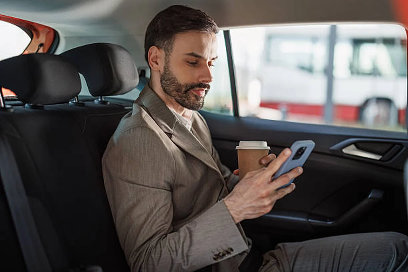 Obiecte uitate în Uber: ce pierd românii cel mai des