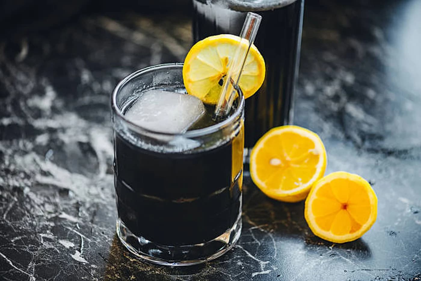 Limonada neagră, băutura de vară cu cărbune activ