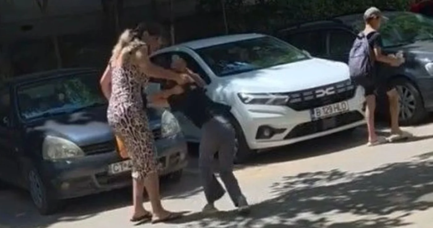 Mamă filmată când își bate fiica pe stradă, în Constanța