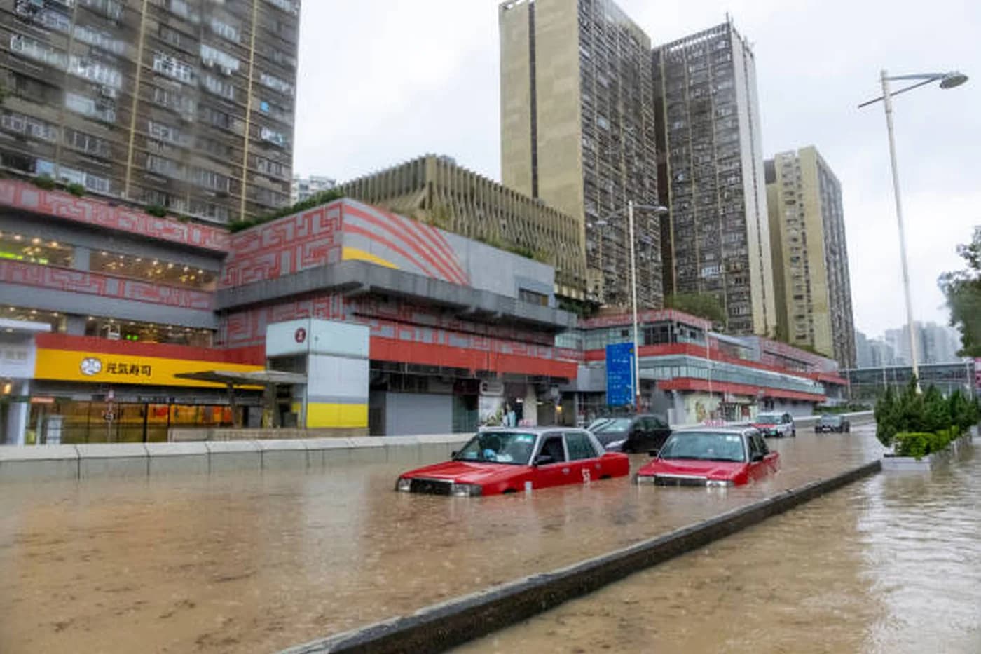 Inundații în China: 15 morți și mii de evacuați