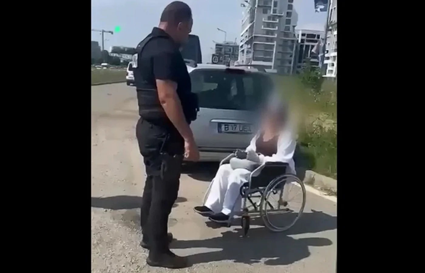 Of emeie în scaun cu rotile cerșea, iar mama ei o aștepta într-un BMW