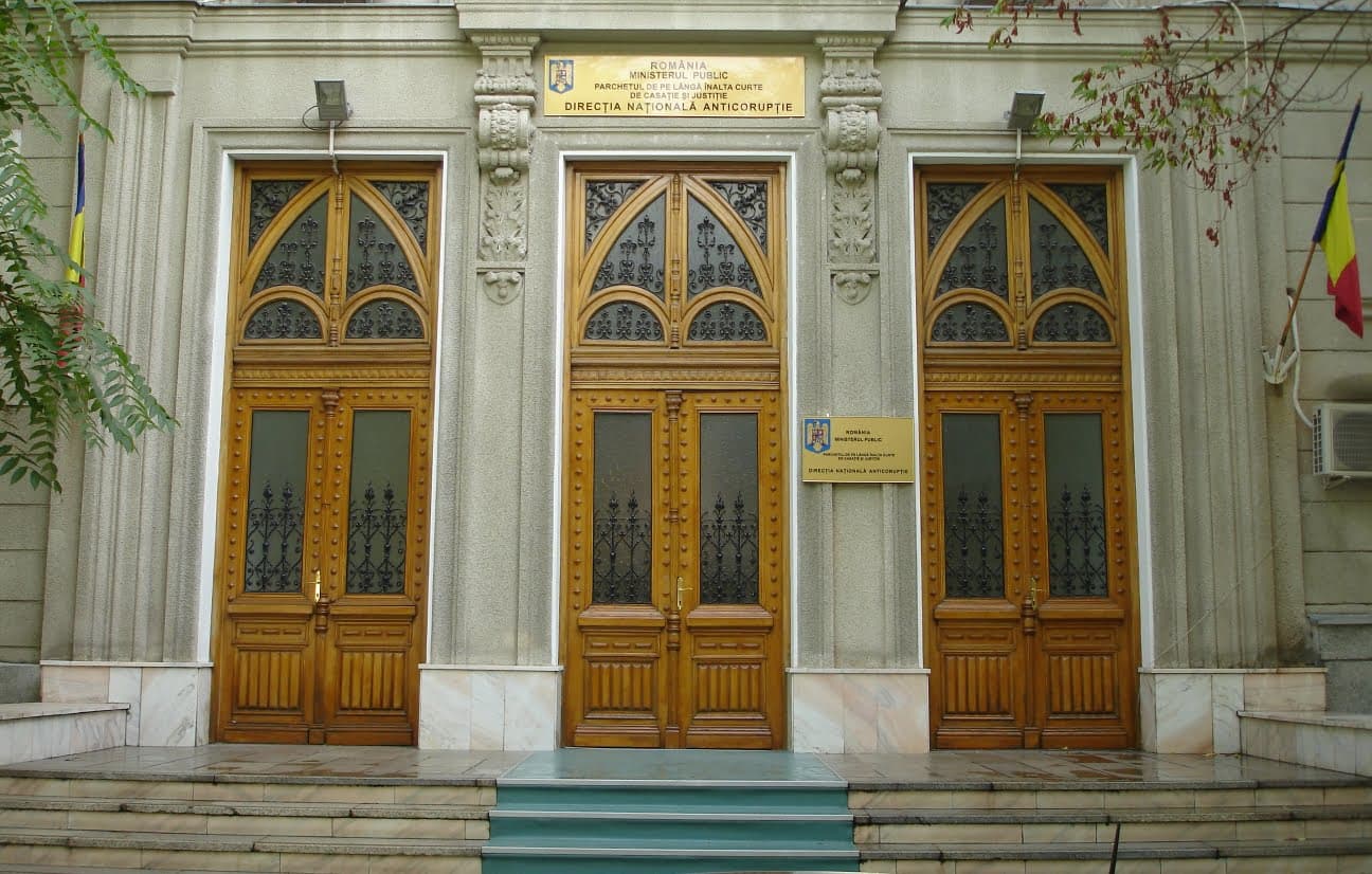 Doi ani de detentie pentru doi politisti care au luat spaga
