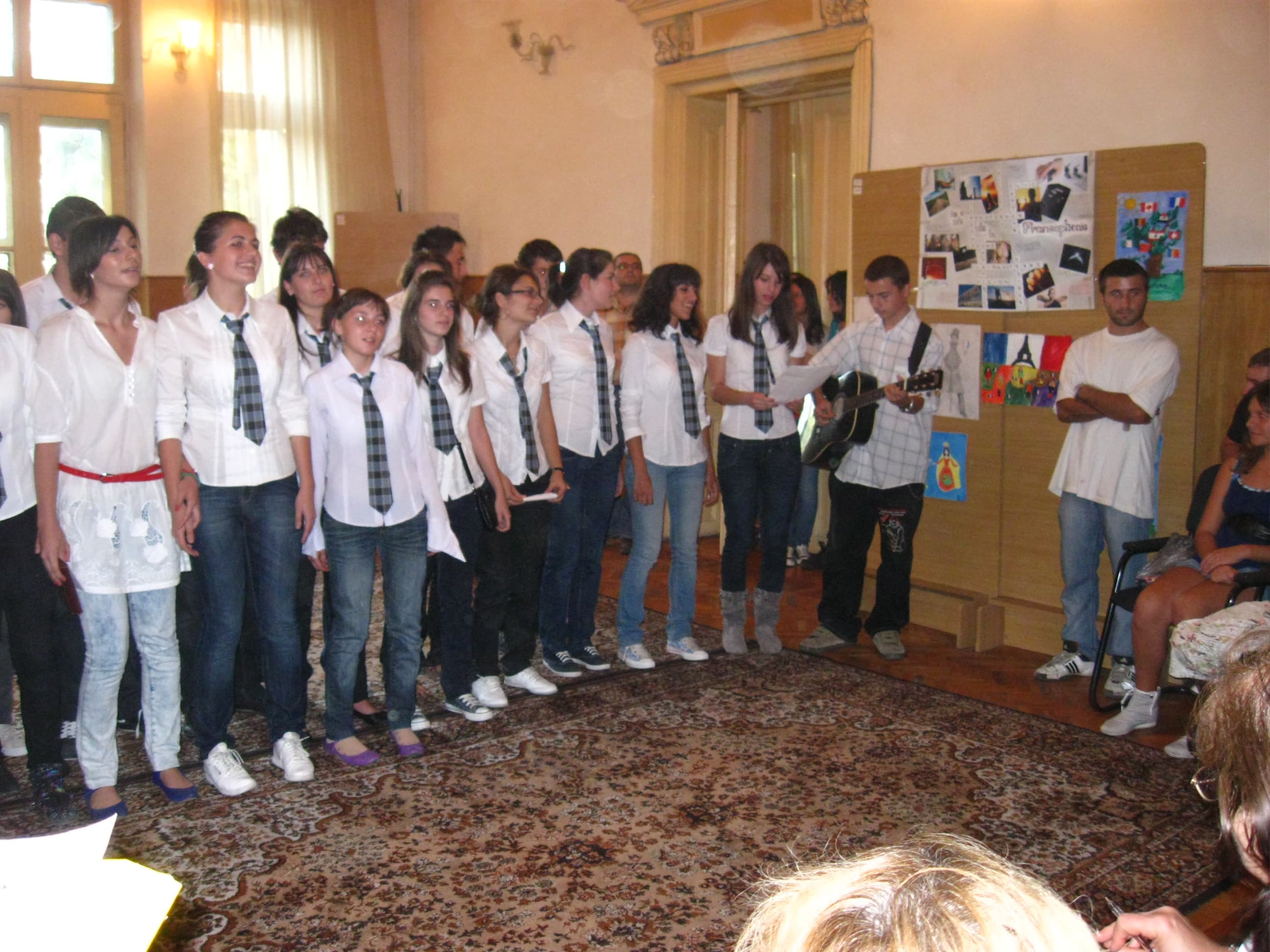 De „Ziua Europeană a Limbilor”, elevii Liceului „Mihai Eminescu“ din Călăraşi au susţinut un vast program artistic