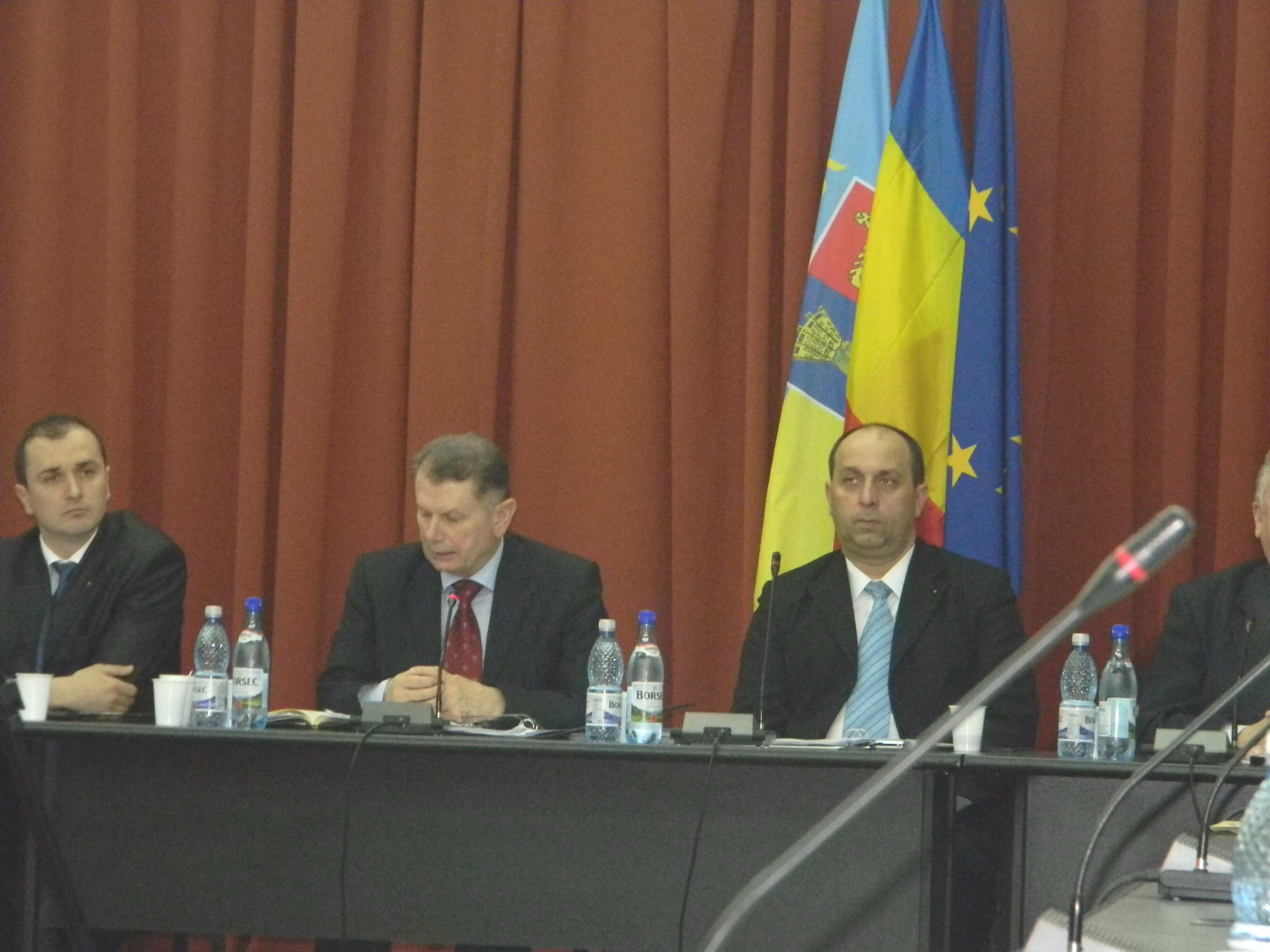 Ialomita - „Datorită” faptului că se bat toată ziua cu pumnul în piept...Angajaţii Consiliului Judeţean au sporuri pentru condiţii vătămătoare în valoare de 1.236.000 lei