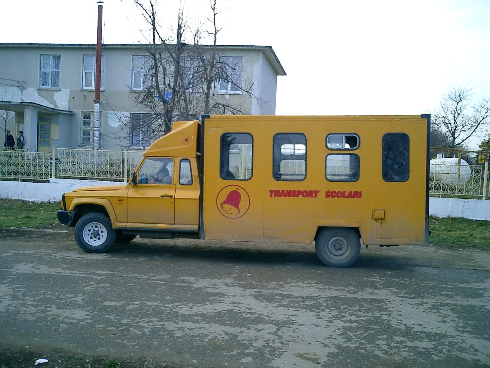 Actiuni ale politistilor buzoieni pentru siguranta transportului scolar