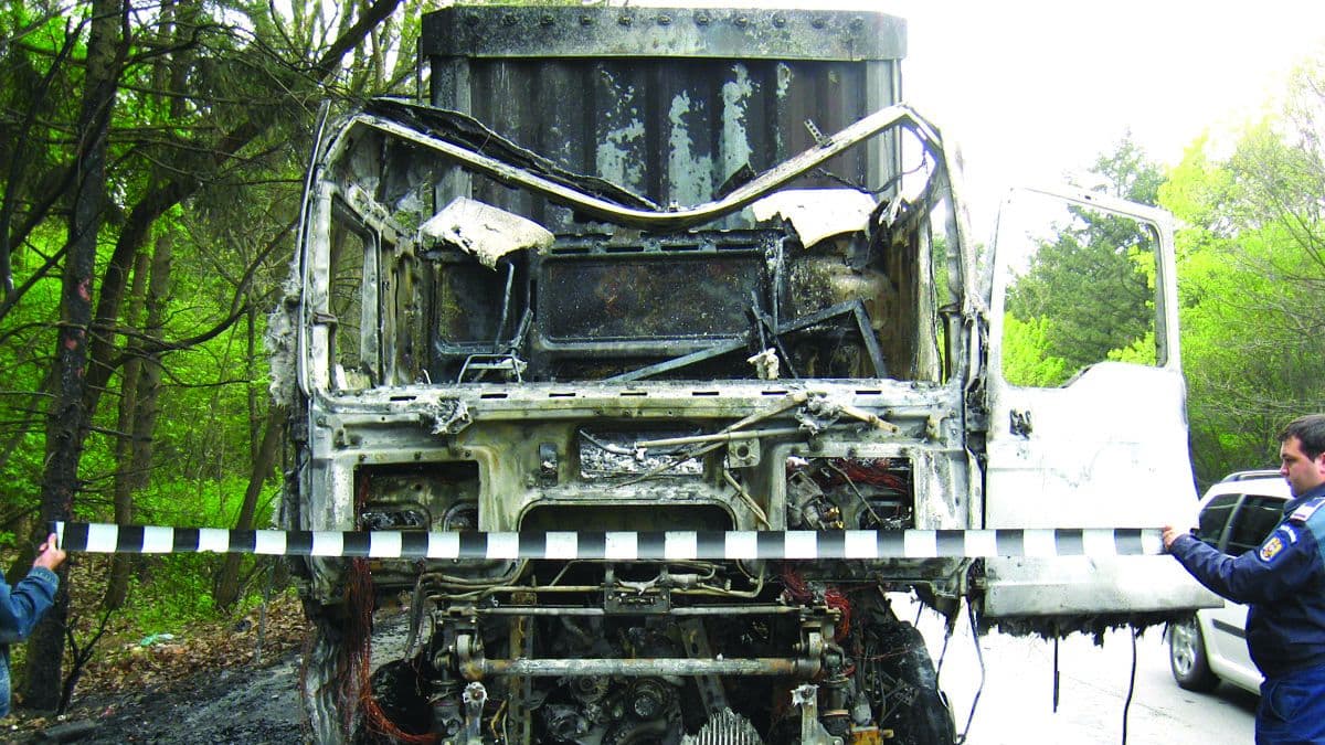 Ialomita - Autotren în flăcări pe DN 2 în zona Sineşti