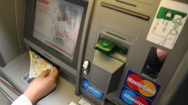 Tânăr amenințat cu un cuțit și obligat să retragă bani dintr-un bancomat în Sectorul 2.