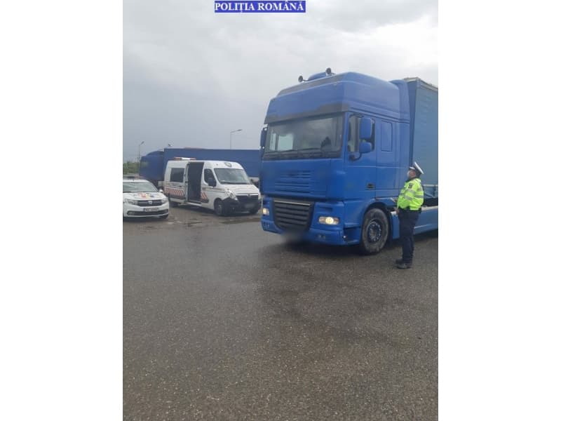 Poliţiştii rutieri continuă acţiunile pentru verificarea transportului de persoane şi de marfă — Societate