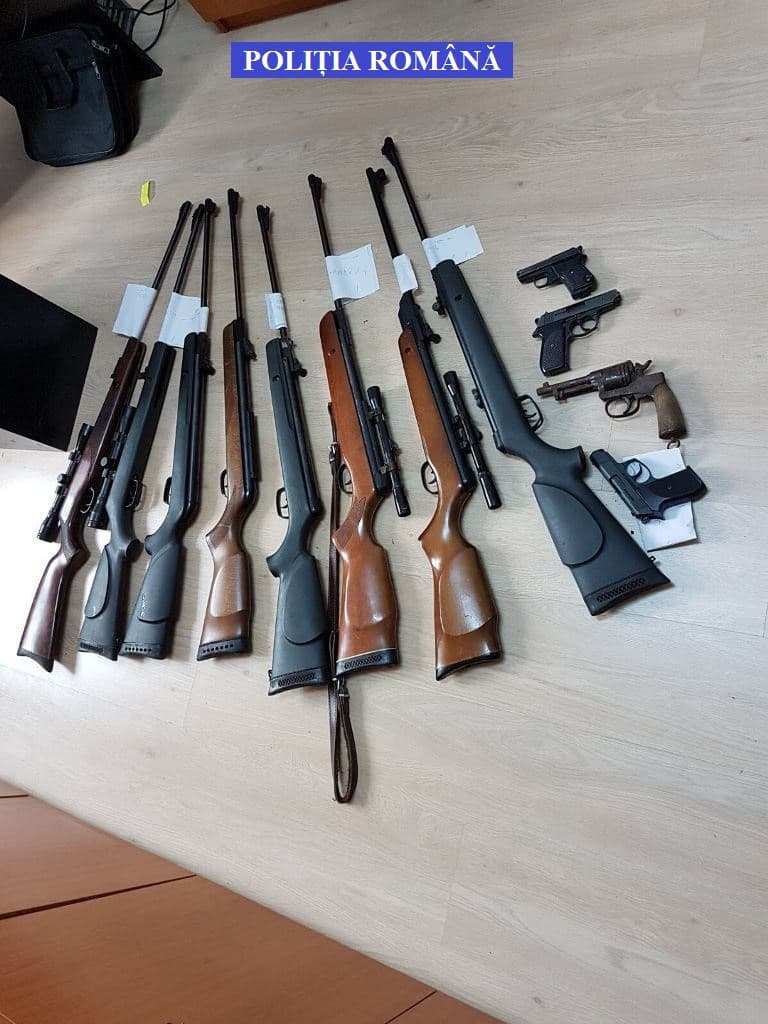 Arme deținute ilegal, ridicate în urma percheziţiilor efectuate de poliţiştii biroului A.E.S.P. — Justiție