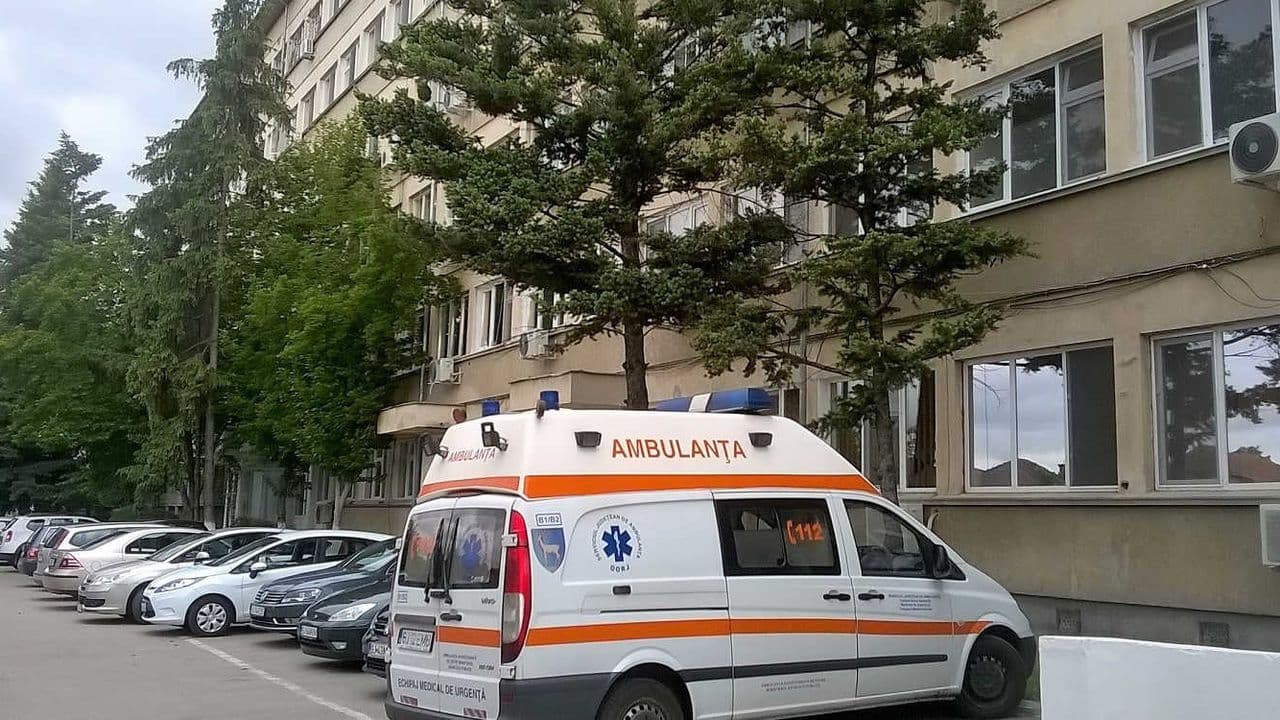 Scandal la Spitalul Județean de Urgență Ploiești: Rudele unui pacient au aruncat cu pietre în ambulanță