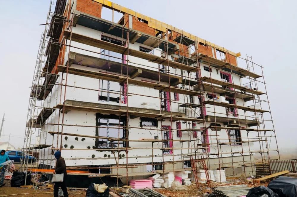 Procurorii cer desființarea unui bloc construit ilegal: zece apartamente în realitate, trei apartame — Justiție