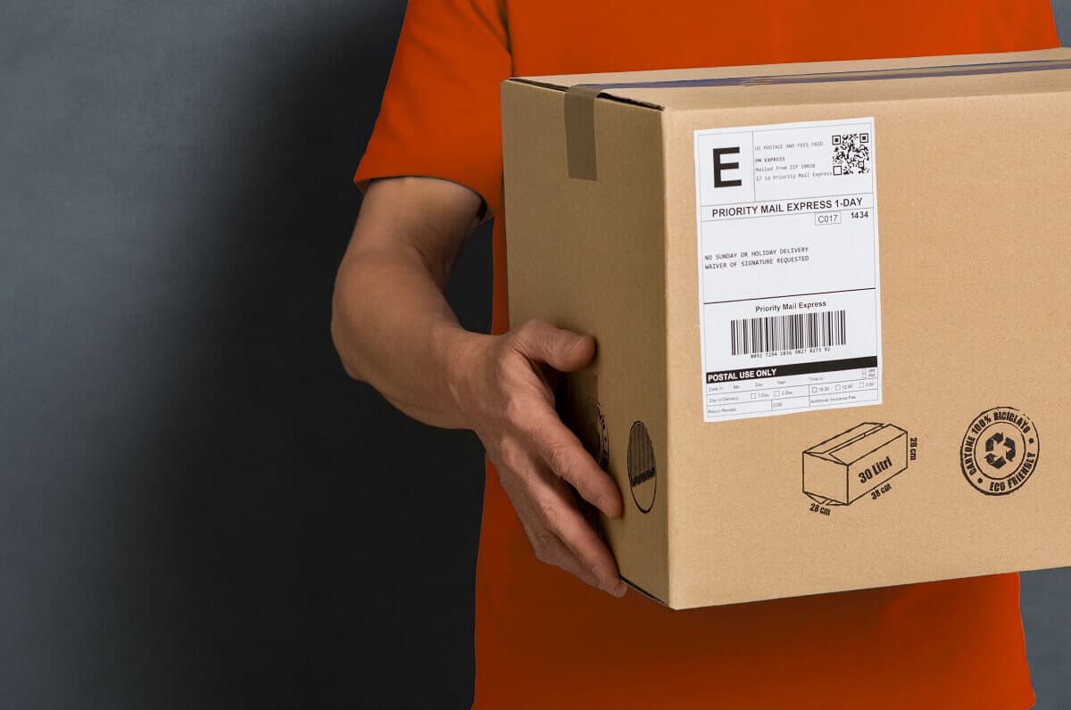 Incident grav reclamat în Spania: o clientă susține că un curier Amazon a intrat în locuința sa și a — Internațional