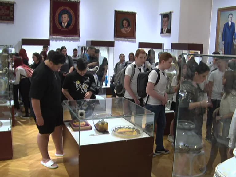 „Un cuplu, o epocă, multe cadouri”, o expoziție cu obiecte primite de cuplul Ceaușescu — Evenimente