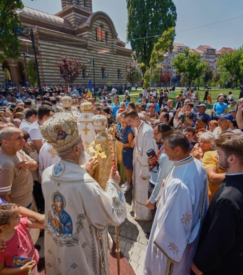 Târgoviște. Peste 20.000 de credincioși s-au închinat la Sfinții Nifon și Nectarie — Societate