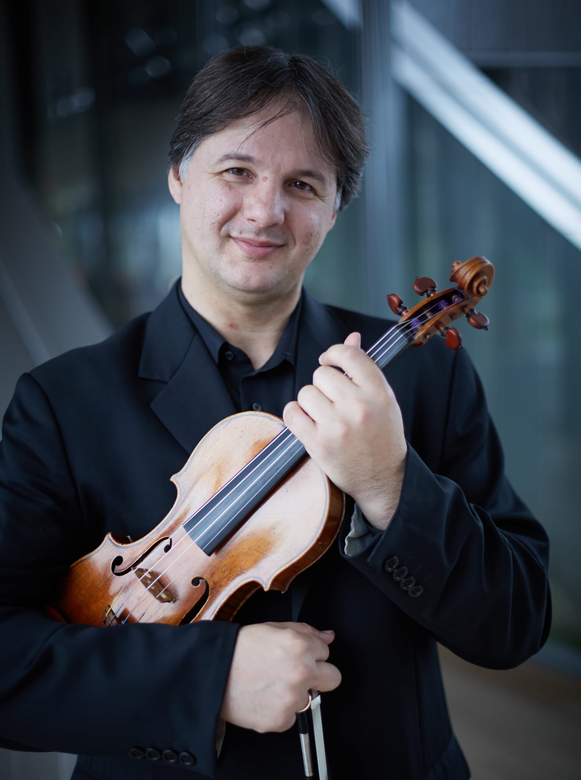 Marele violonist român Liviu Prunaru va susține un recital de excepție la București alături de Valentin Șerban, câștigătorul ediției a XVII-a a Concursului Enescu