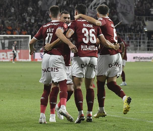Scandal pe stadion, la Buzău. Fanii Rapidului s-au luat la bătaie între ei