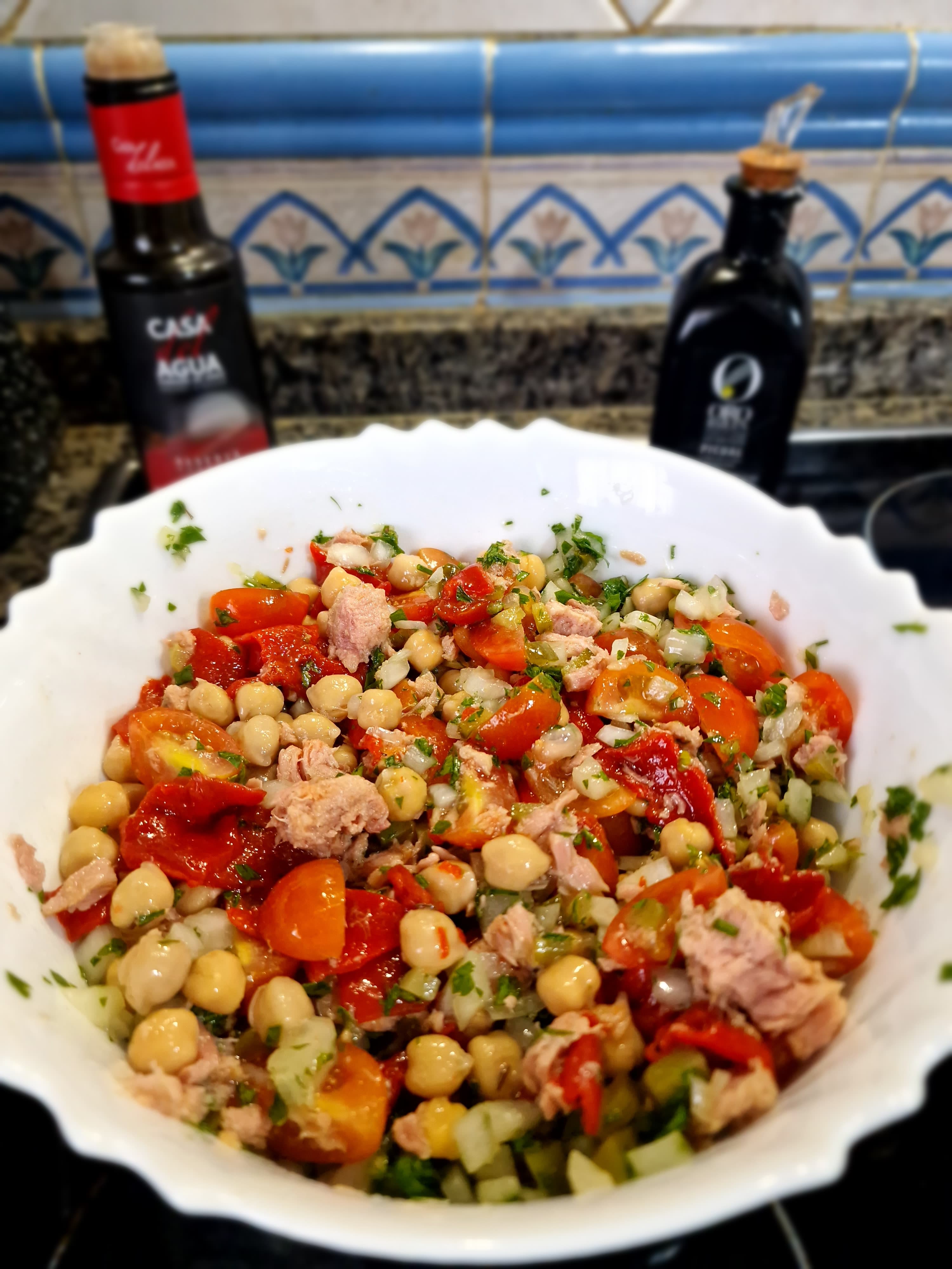 Prospețime la fiecare îmbucătură: Salata de năut și ton, răsfățul perfect pentru zilele toride