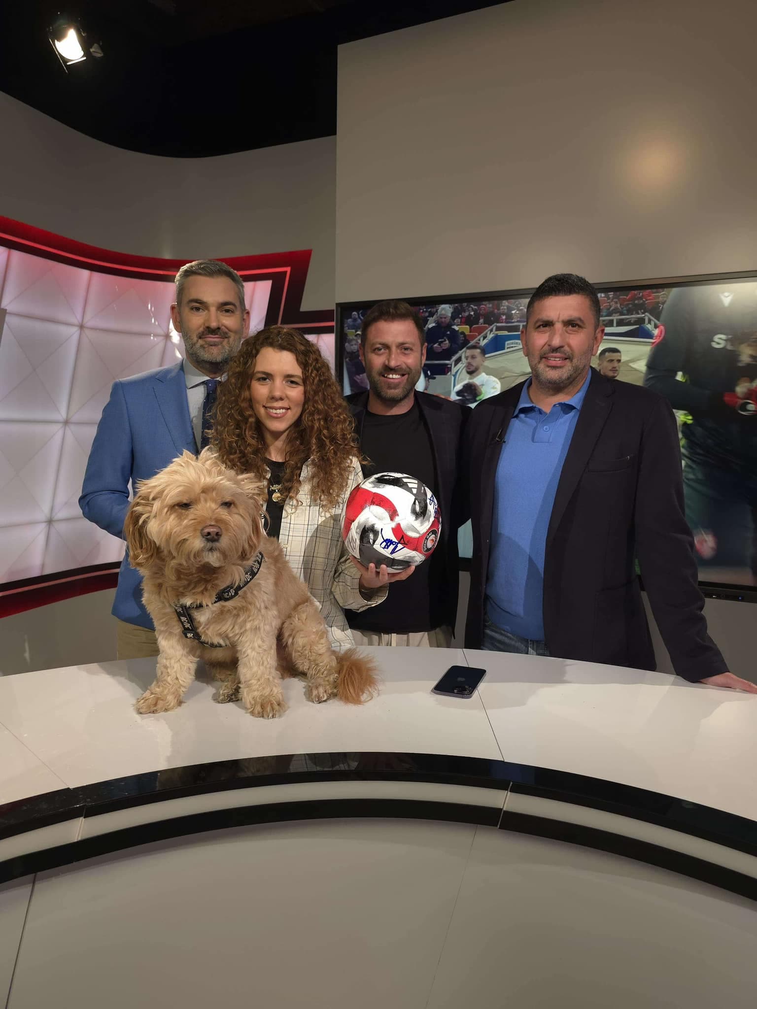 O minge cu autografele legendelor fotbalului, scoasă la licitație pentru a ajuta câinii din Buftea ș — Sport