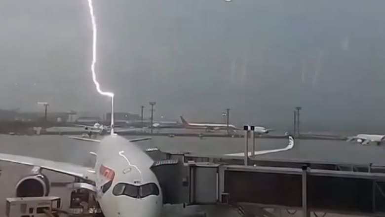 Avion lovit de trasnet