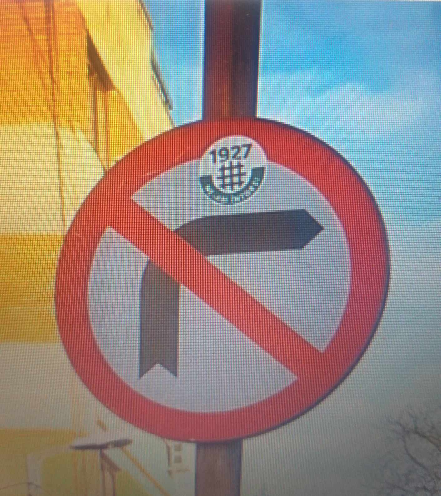 Creșterea propagandei neolegionare în București: simboluri interzise pe străzi, semne de circulație și panouri rutiere