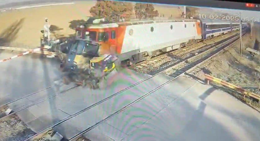 Conducătorul excavatorului lovit de tren la Scroviștea nu are permis de conducere
