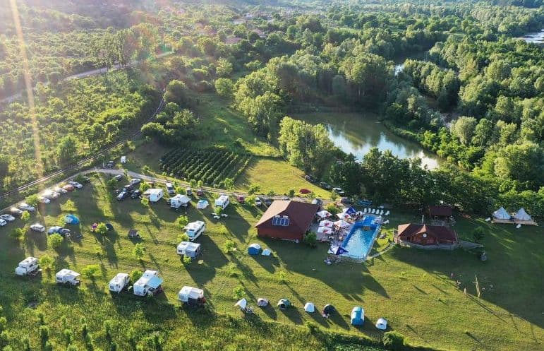 Românii, interesați să petreacă vacanța de Rusalii în Buzău: Oferte irezistibile prezentate la Târgu — Evenimente