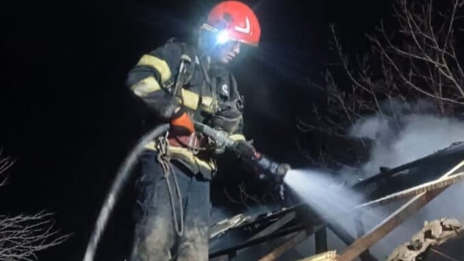 Un bărbat a fost descoperit carbonizat de pompierii care interveniseră pentru a stinge incendiul izb — Societate