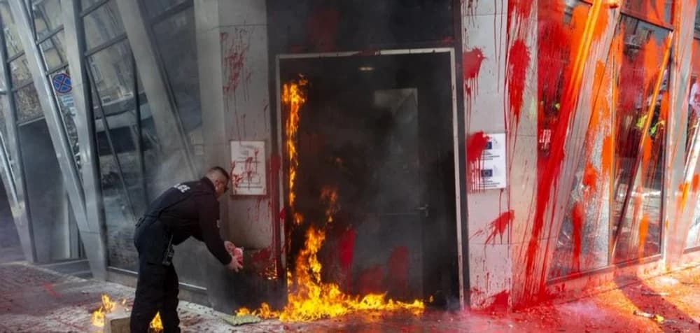 Proteste violente la Sofia împotriva introducerii monedei euro – ușa Reprezentanței Comisiei Europen — Internațional