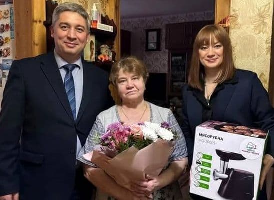 Cadou cinic pentru mamele soldaților ruși morți pe front: flori și mașini de tocat carne — Internațional