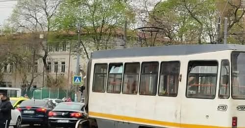 Tramvai deraiat în București: Un motociclist rănit ușor, mai multe linii blocate