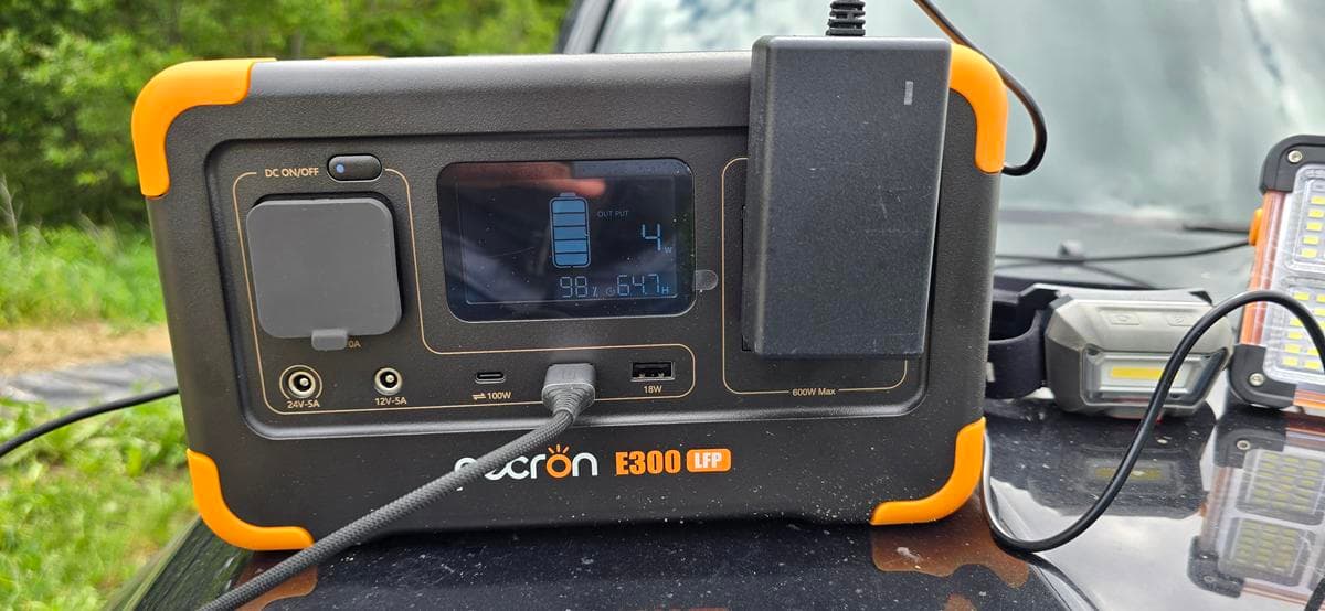 Pecron E300LFP – O sursă de energie fiabilă pentru orice aventură în natură