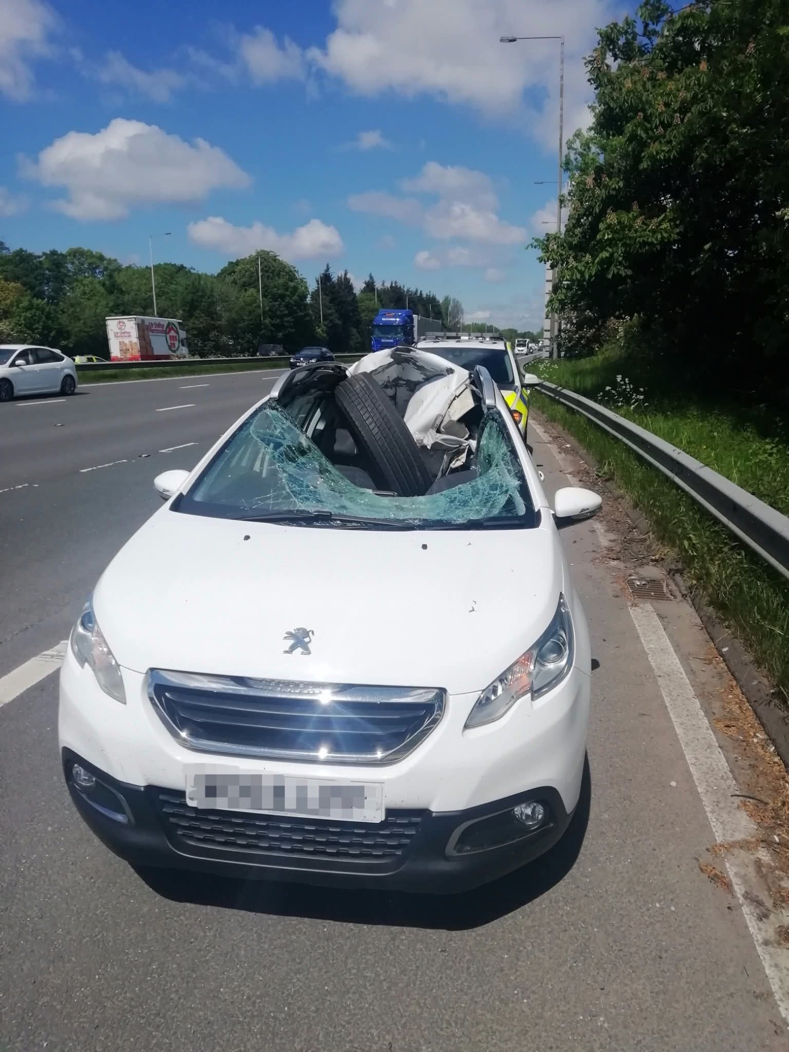 Accident teribil evitat pe M6: un șofer, la un pas de tragedie după ce o roată s-a desprins de la un alt vehicul și i-a lovit mașina