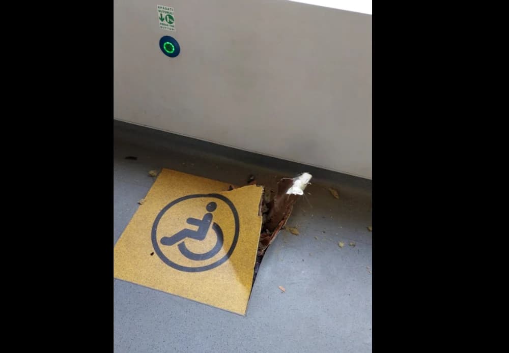 bara metalica in podeaua tramvaiului