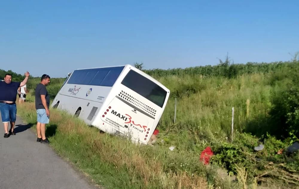 Accident grav pe A2: Un autocar cu 28 de persoane s-a răsturnat. Un adult a murit, un copil este în 