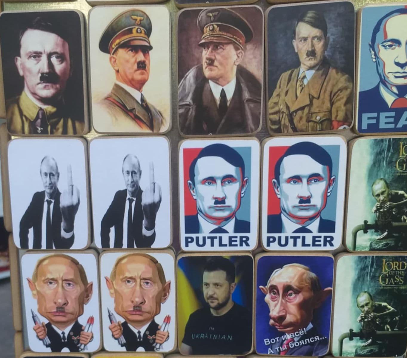 Bere rece, înghețată și cafea, lângă magneți de frigider cu Hitler, Ceaușescu, Putin și Todor Jivkov