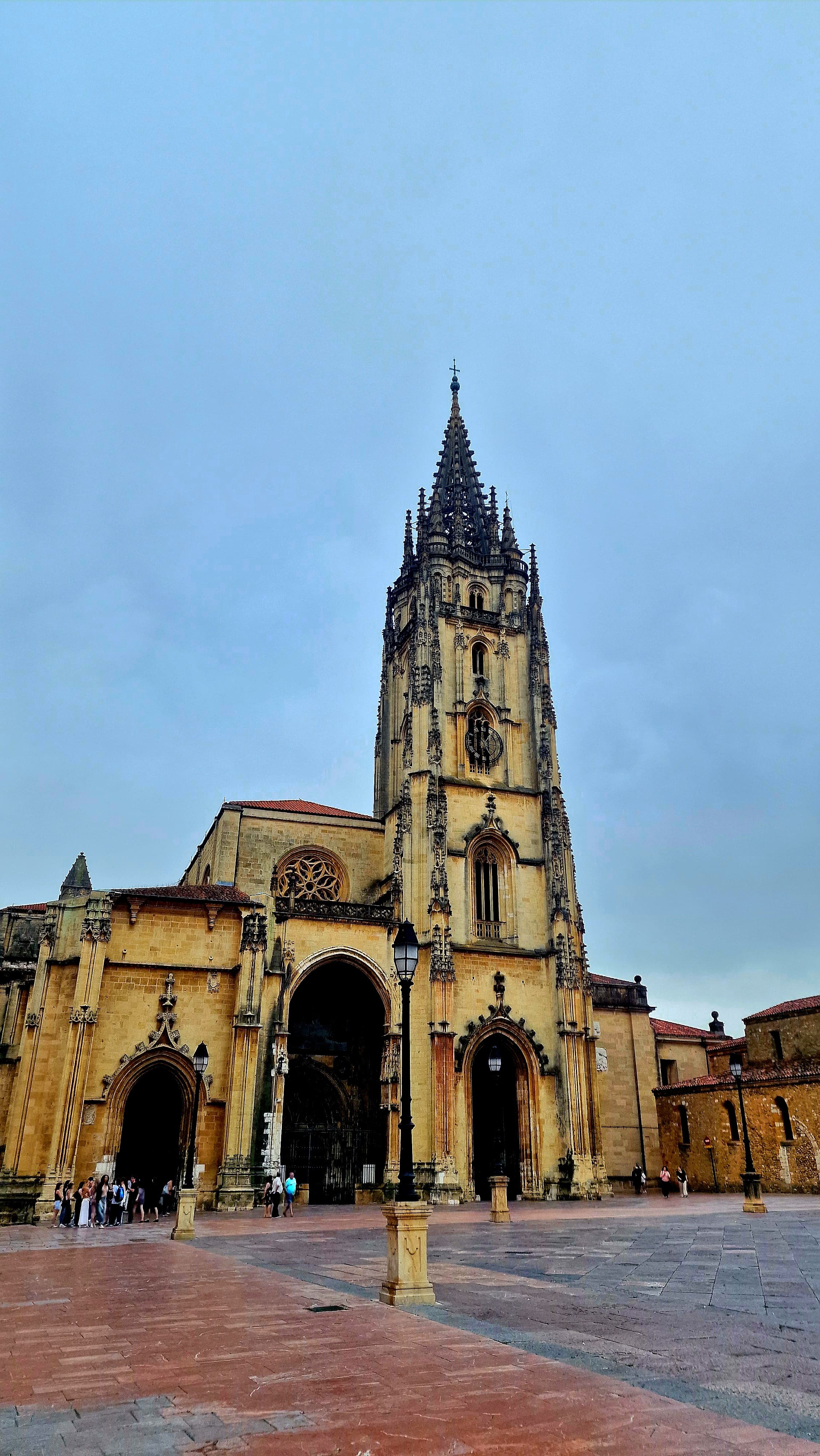 Oviedo – orașul unde istoria și eleganța se întâlnesc sub ploaia asturiană