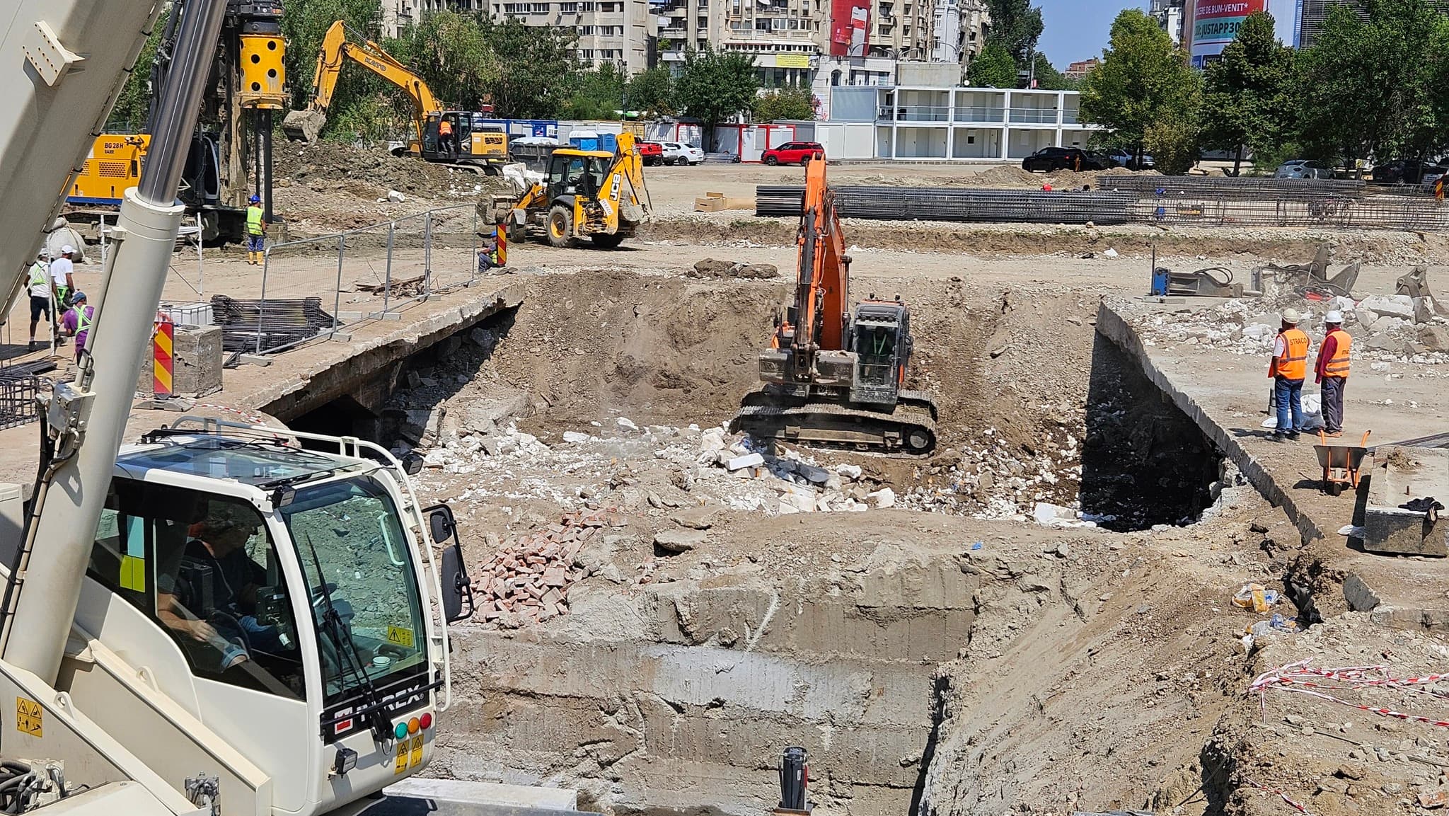 Ziduri vechi descoperite pe un șantier din București în timpul unor lucrări de infrastructură