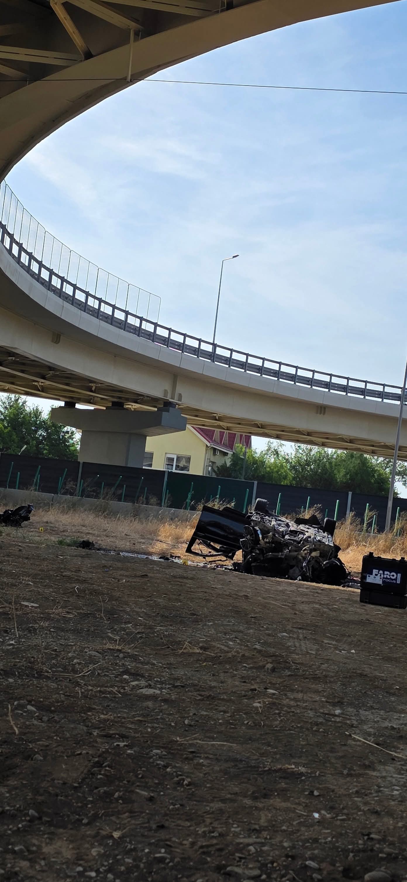 Accident mortal în București: un șofer a murit carbonizat după ce mașina a căzut de pe o pasarelă