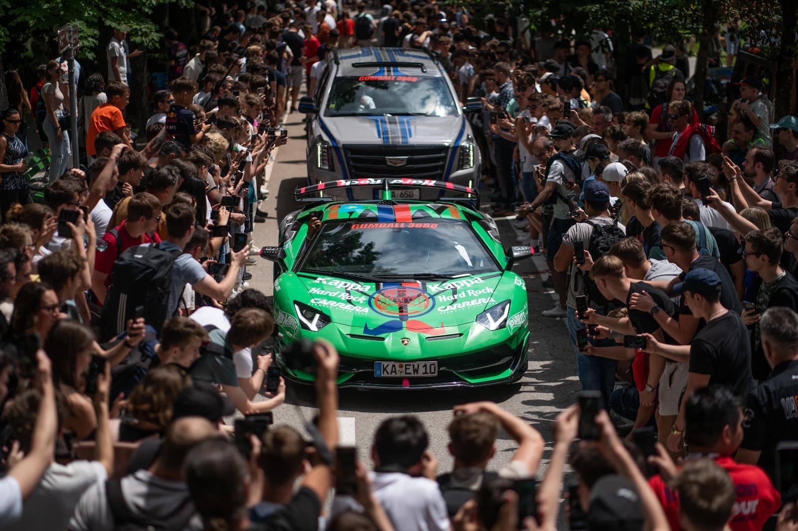 Supermașinile Gumball 3000 și iMapp Bucharest transformă Piața Constituției într-un spectacol al lum — Evenimente