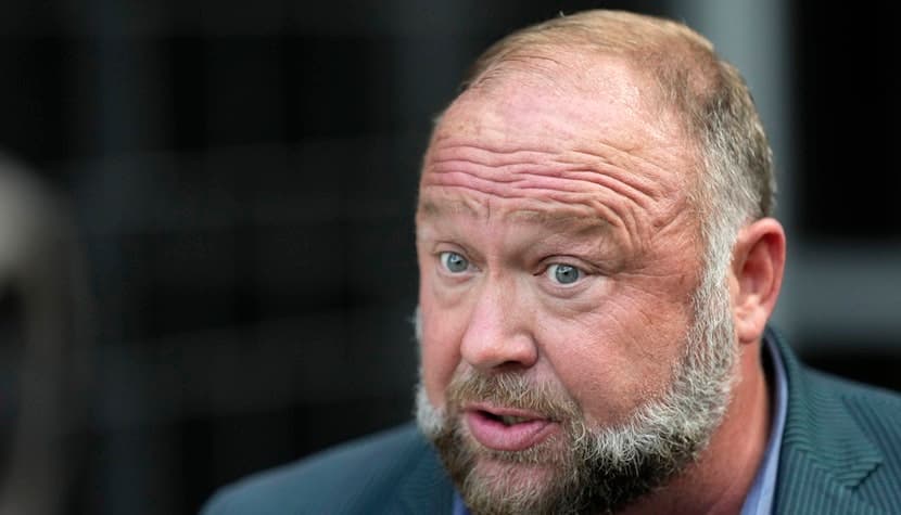 Alex Jones, obligat să plătească aproape 1,5 miliarde de dolari familiilor victimelor de la Sandy Ho — Internațional