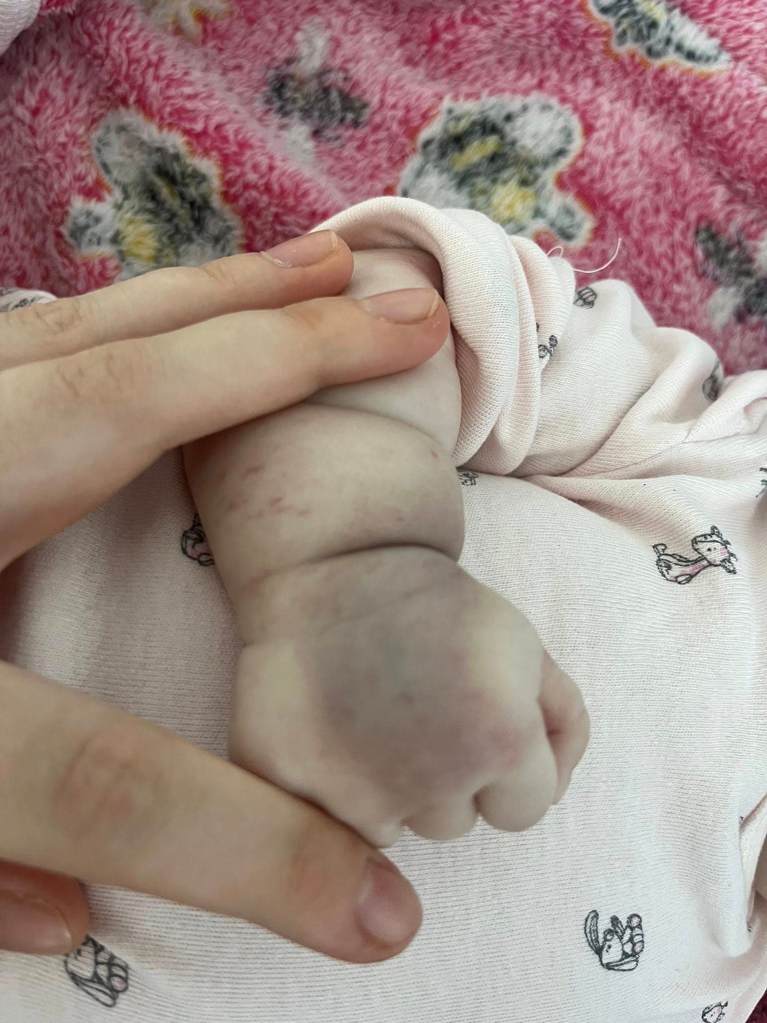 Scandal la Spitalul Județean Buzău: o mamă acuză personalul medical de indiferență după ce fetița ei de 2 luni a făcut convulsii. Reacția spitalului