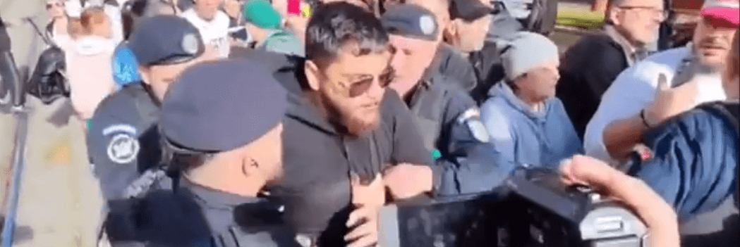 SCANDAL și tensiune după explozia din Rahova. Makaveli, ridicat de jandarmi: „Criminalii!” — Societate