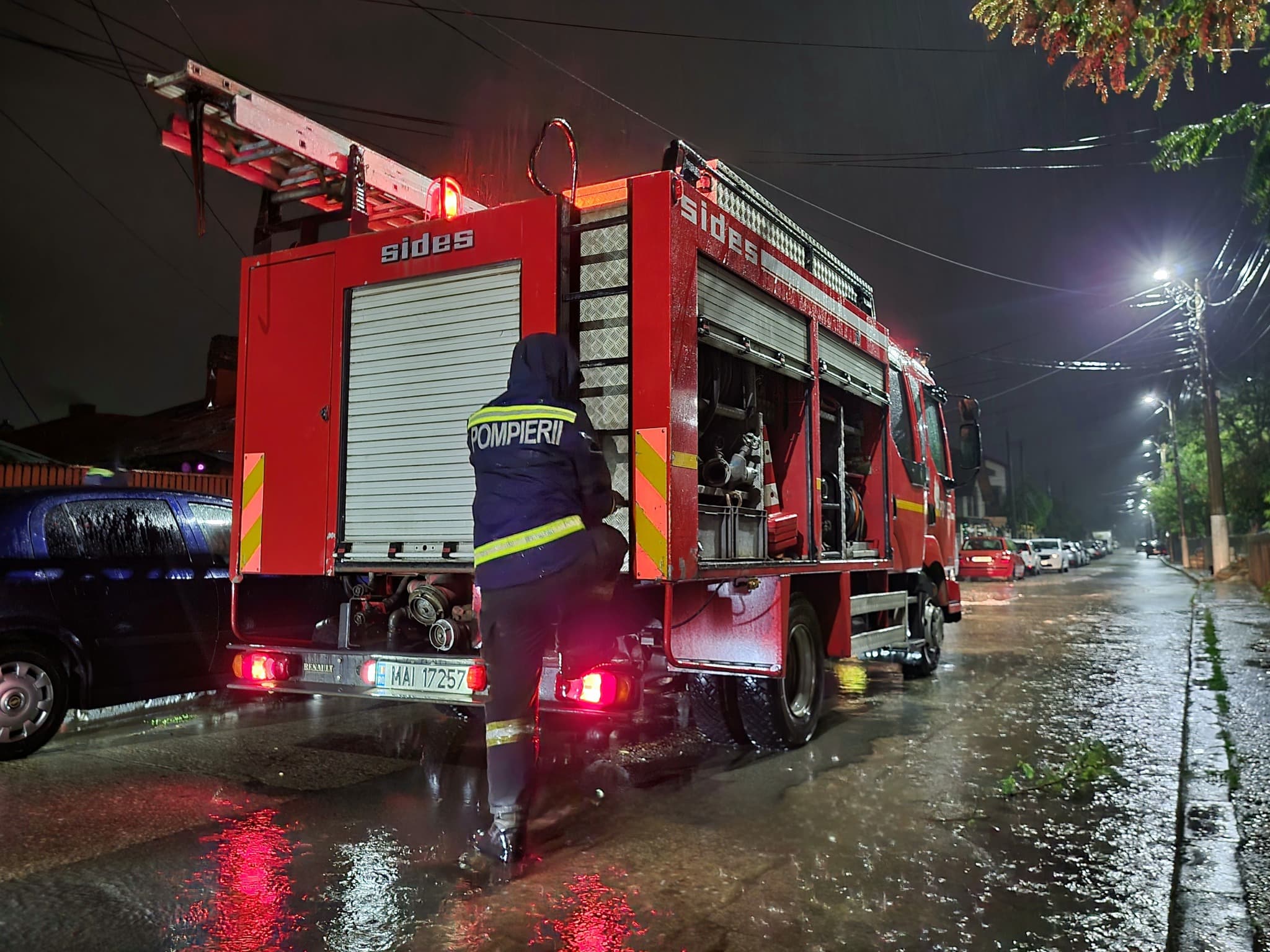 Autospecială de intervenție ISU la locul unui accident, imagine ilustrativă