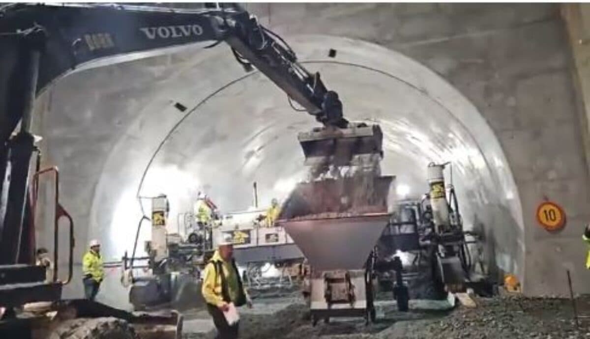 Turnarea betonului rutier în tunelul Curtea de Argeş, de pe Autostrada Sibiu–Piteşti, a fost finaliz — Economie