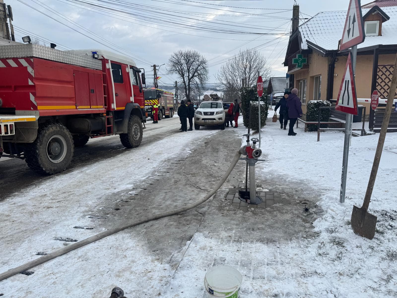 Ambulanță blocată în zăpadă în Iași: o femeie care a născut a fost preluată cu o mașină a pompierilor