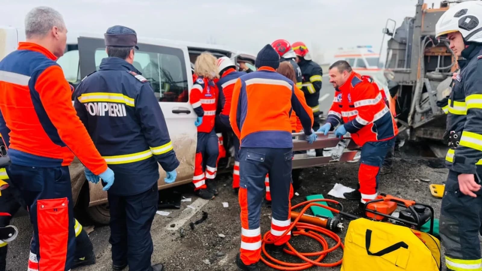 Accident grav pe DN5: 8 persoane rănite după ce un microbuz a lovit o mașină și un utilaj CNAIR