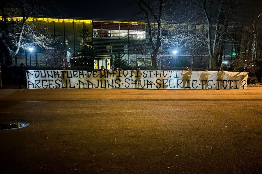 Protest vehement al suporterilor lui FC Argeș la adresa Federația Română de Fotbal, după meciul tens — Sport