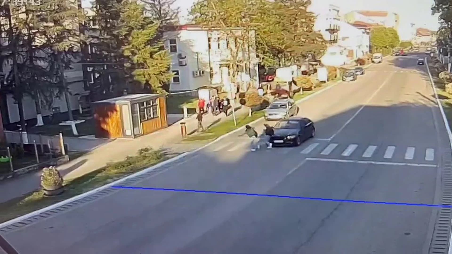 Captură video de pe camerele de supraveghere arătând momentul impactului între o mașină și un pieton pe trecerea de pietoni din fața unui liceu din județul Timiș