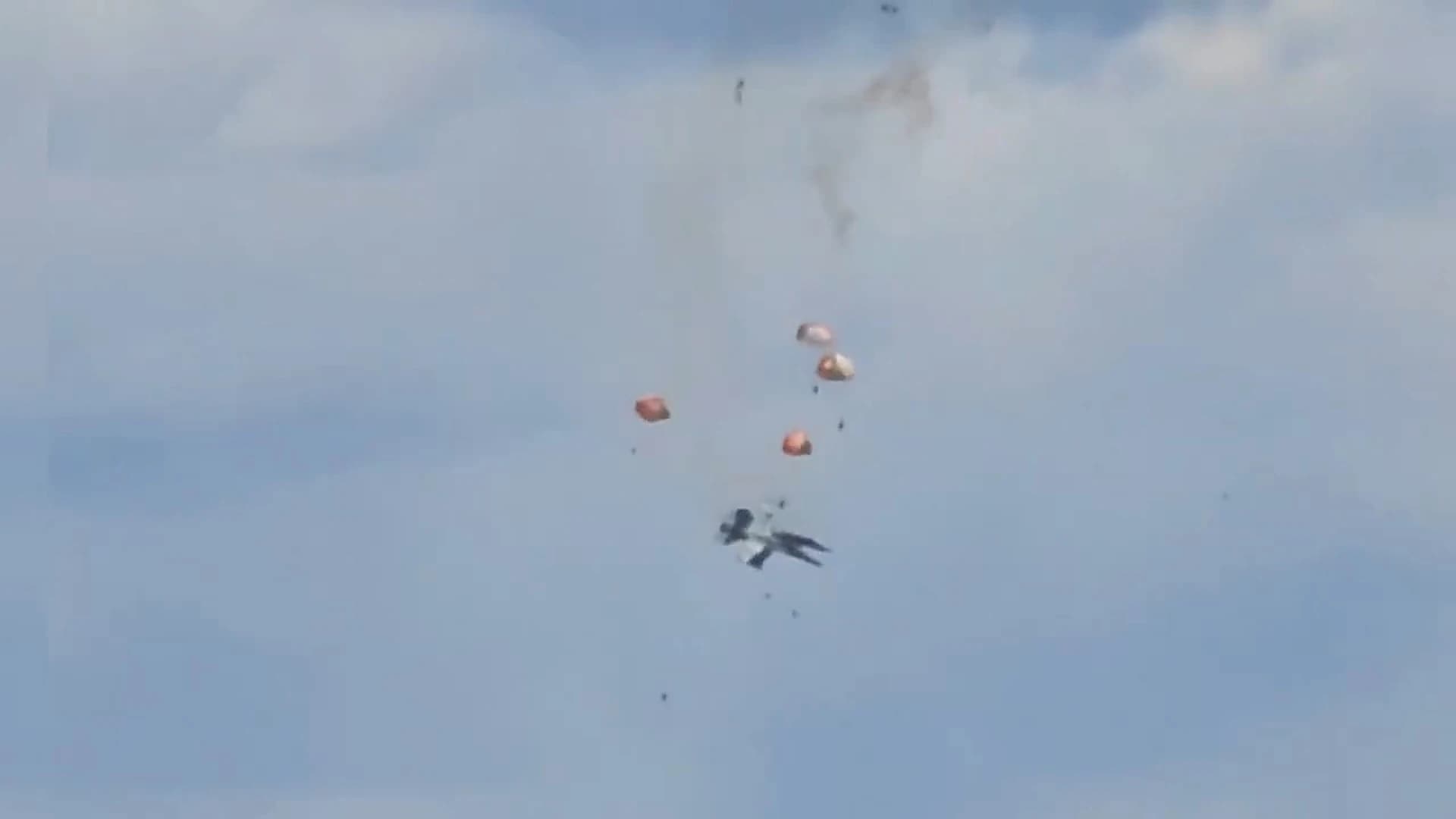 Patru parașute deschise pe cer după coliziunea a două avioane Navy EA-18G Growler la air show-ul Mountain Home, Idaho