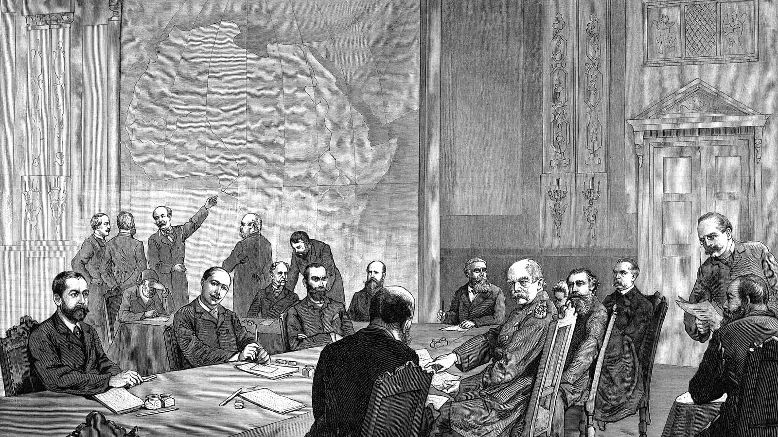 Delegații Conferinței de la Berlin în jurul mesei, cu o hartă a Africii pe perete, gravură din 1884.